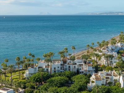 Lujoso apartamento totalmente reformado frente al mar y en primera línea de playa en Alcazaba Beach, Estepona