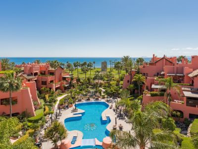Lujoso apartamento ático en primera línea de playa con impresionantes vistas frontales al mar en Torre Bermeja, Estepona