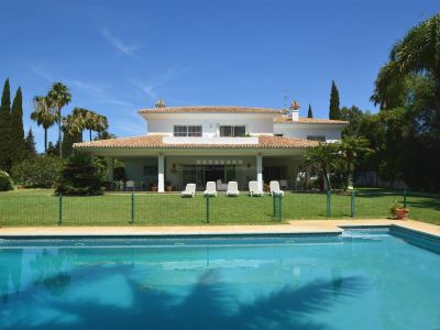 Impresionante villa con espectacular parcela a 200 metros de la playa en Guadalmina Baja, Marbella