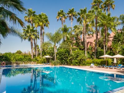 Gran oportunidad, bajada de precio de 750.000€ a 640.000€ Fabuloso chalet pareado en Altos de Puente Romano, Marbella.
