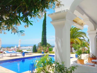 Impresionante villa recientemente renovada de estilo clásico con espectaculares vistas en Marbella Hill Club, Milla de Oro de Marbella