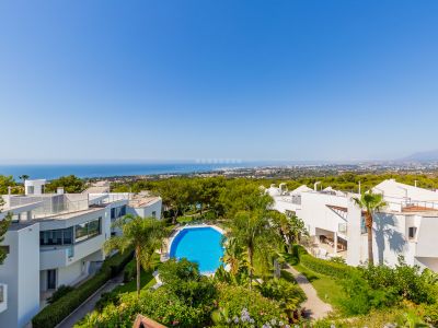 Lujosa villa pareada con vistas al mar y montaña en la exclusiva zona de Sierra Blanca, Marbella