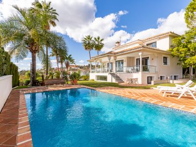 Villa con vistas panorámicas sobre el Valle del Golf, situado en Nueva Andalucía.
