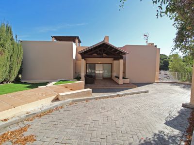 Oportunidad! Villa con vistas al mar a poca distancia de la playa.