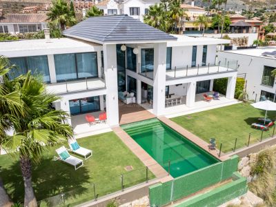 Villa en La Alqueria Benahavís, privilegiada vida en primera línea de golf