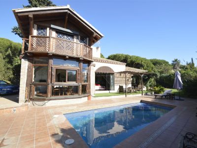 Bonita casa con muchas posibilidades con vistas al mar, muy cerca de Cabopino Golf en Artola, Marbella Este