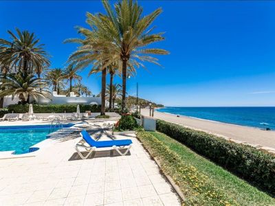 Exclusivo y único apartamento en primera línea completamente renovado, ubicado en la Milla de Oro de Marbella