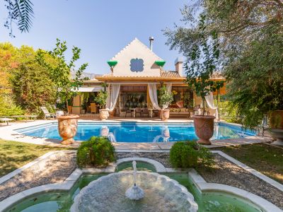 Impresionante villa de estilo clásico en plena milla de Oro en una zona tranquila residencial de villas de lujo a pocos minutos de Marbella Club.