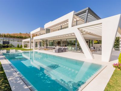 Impresionante villa recién construida de 600m2 en parcela de 1420m2 junto al campo de Golf de los Naranjos, Nueva Andalucia, Marbella