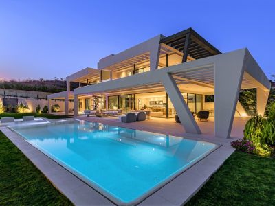 Impresionante villa recién construida de 600m2 en parcela de 1420m2 junto al campo de Golf de los Naranjos, Nueva Andalucia, Marbella