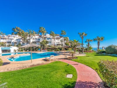 Espectacular y lujoso ático dúplex de 5 dormitorios en primera línea de playa en Puerto Banús, Marbella