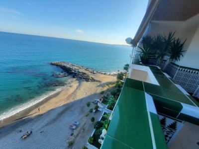 Piso haciendo esquina en la primerísima línea de la playa!