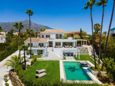 Os presentamos Villa Dahlia, una gran villa moderna con una vista fantástica sobre el Valle del Golf, situado en Nueva Andalucía.