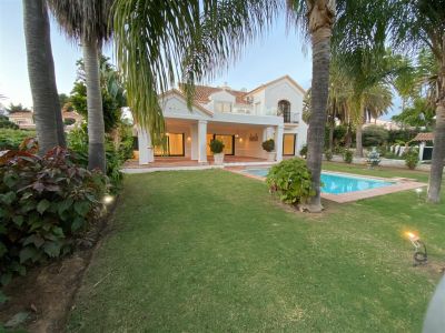 Espectacular villa renovada con estupendas vistas a un paso de la playa en Guadalmina Baja, Marbella