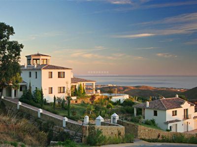 Villa en pleno campo de golf Marbella Club, con vistas panorámicas al Mediterráneo y la costa.