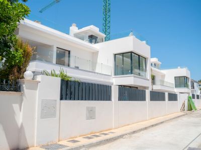 Nuevas y modernas ubicadas en una de las zonas residenciales más lujosas de Marbella - Milla de Oro, a tan solo 100 metros de la playa.