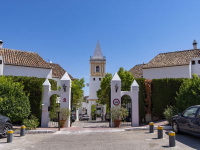 Precioso chalet pareado recién reformado y con vistas al mar ubicado en la urbanización Montepiedra, Milla de Oro de Marbella