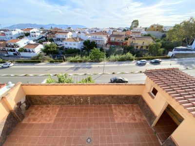 Casa grande con 3 terrazas y garaje