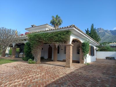 Villa independiente en zona tranquila de Nagueles con 1000m2 de parcela