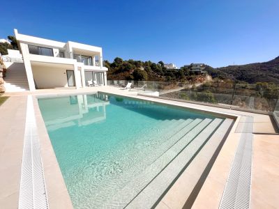 Villa de luxe nouvellement construite à vendre avec prix réduitdans le complexe fermé exclusif de Monte Mayor