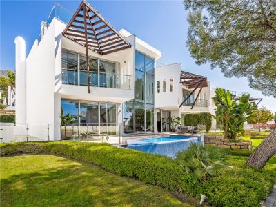 Fantástica oportunidad, bajada de precio. Lujosas villas pareadas con vistas al mar y montaña en la exclusiva zona de Sierra Blanca, Marbella