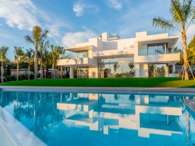 Impresionante villa a estrenar de estilo contemporáneo con espectacular parcela junto a la playa en Guadalmina Baja, Marbella