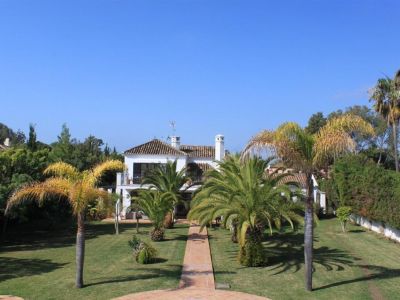 Preciosa villa situada en la prestigiosa urbanización de Guadalmina Baja