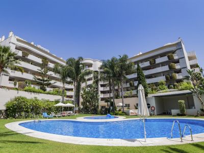 Extraordinario piso para alquiler de vacaciones y orientación este en Puerto Banús, Marbella