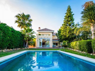 BAJADA DE PRECIO! Magnifica villa en Río Real Golf, Marbella Este, con bonitas vistas al mar