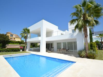 Espectacular villa de 5 dormitorios de alta calidad en Altos de Puente Romano en Marbella, Milla de Oro