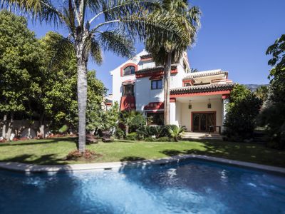 Maravillosa villa con vistas al mar en la exclusiva zona de Altos de Puente Romano, Milla de Oro de Marbella