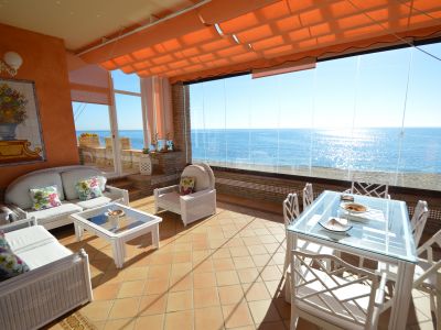 Marvillosa villa en primera línea de playa de Cabopino, Marbella