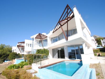 Lujoso piso nuevo a estrenar con vistas al mar y montaña en Sierra Blanca, Marbella