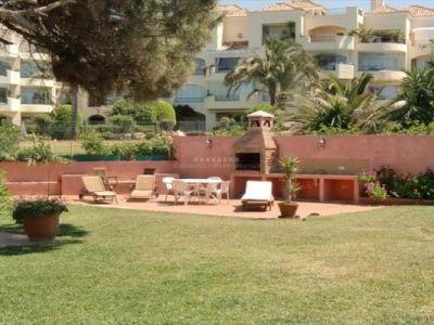 Villa situada en primera linea de una de las mejores playas en Elviria, Marbella