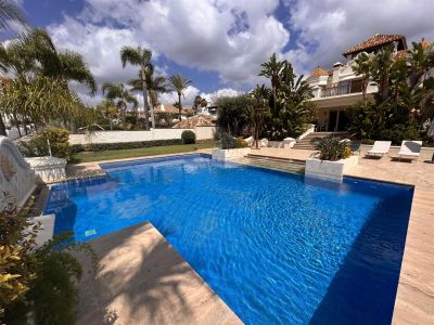 Preciosa villa con orientación sur en Las Chapas, Marbella Este