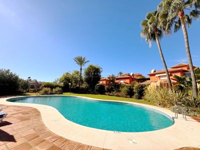 Maravillosa casa pareada para alquilar con estupendas vistas al mar en Santa Clara Golf, Marbella Este
