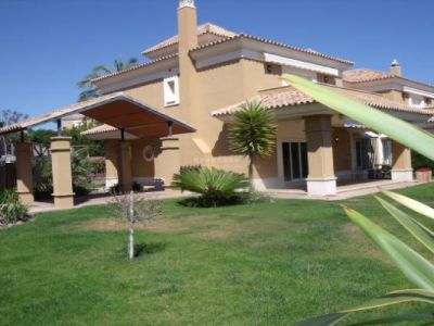 Maravillosa casa pareada para alquilar con estupendas vistas al mar en Santa Clara Golf, Marbella Este