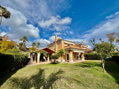 Maravillosa casa pareada con estupendas vistas al mar en Santa Clara Golf, Marbella Este
