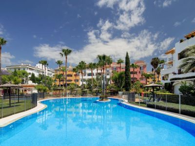 Fantástico ático dúplex a unos metros de la playa y bonitas vistas en El Infantado, Milla de Oro de Marbella