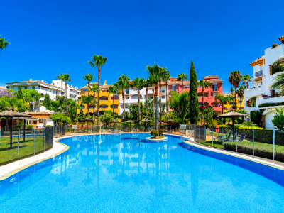 Fantástico ático dúplex a unos metros de la playa y bonitas vistas en El Infantado, Milla de Oro de Marbella