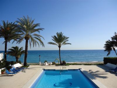 Maravillosa villa frontal al mar y con espectaculares vistas en la Milla de Oro de Marbella