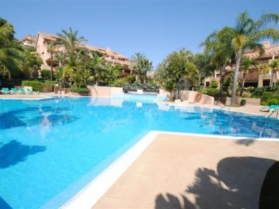 Luxurious apartment in front line golf in Rio Real Golf, Marbella
