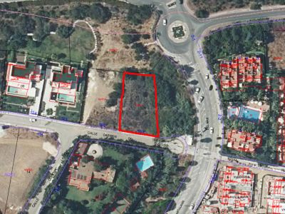 Plot in Altos de Puente Romano, Marbella