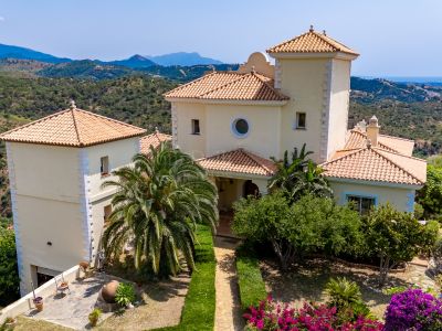 Villa in Altos de Estepona, Estepona