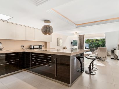 Villa for sale in Beach Side Golden Mile, Marbella Golden Mile