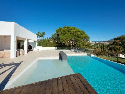 Villa for sale in Nueva Andalucia, Marbella