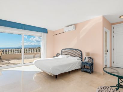 Villa for sale in El Rosario, Marbella East