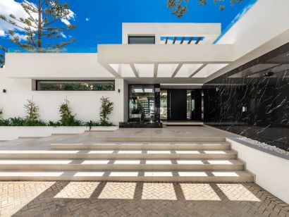 Villa for sale in Elviria, Marbella East