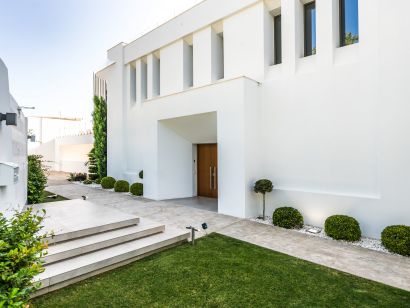 Villa for sale in Nueva Andalucia, Marbella