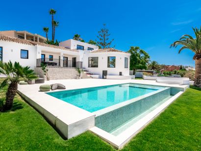 Villa for sale in Rio Real, Marbella East